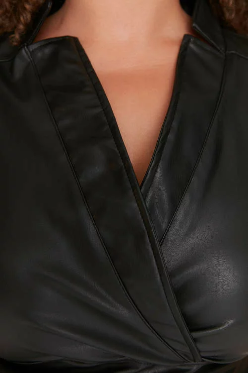 Черна рокля от изкуствена кожа с V-образно деколте
