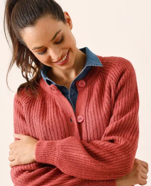 Едноцветен червен плетен пуловер за плюс размер