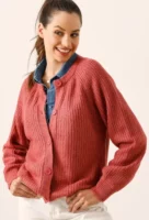 Червен плетен дамски пуловер с голямо закопчаване